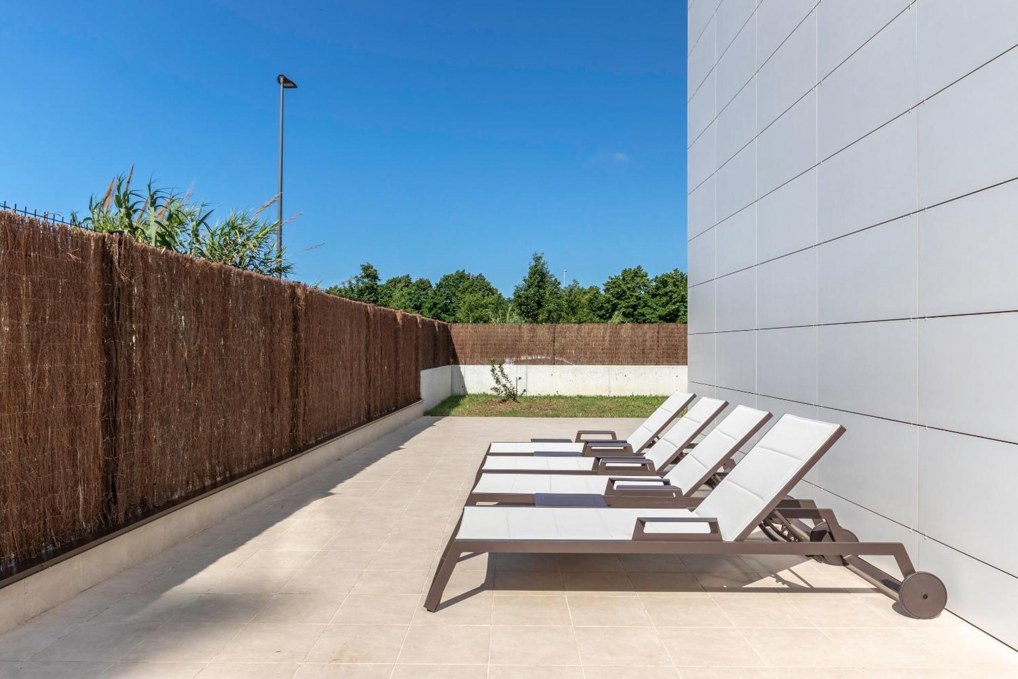 Akomodat En Precioso Y Moderno Con Jardin Y Parking Гечо Екстериор снимка